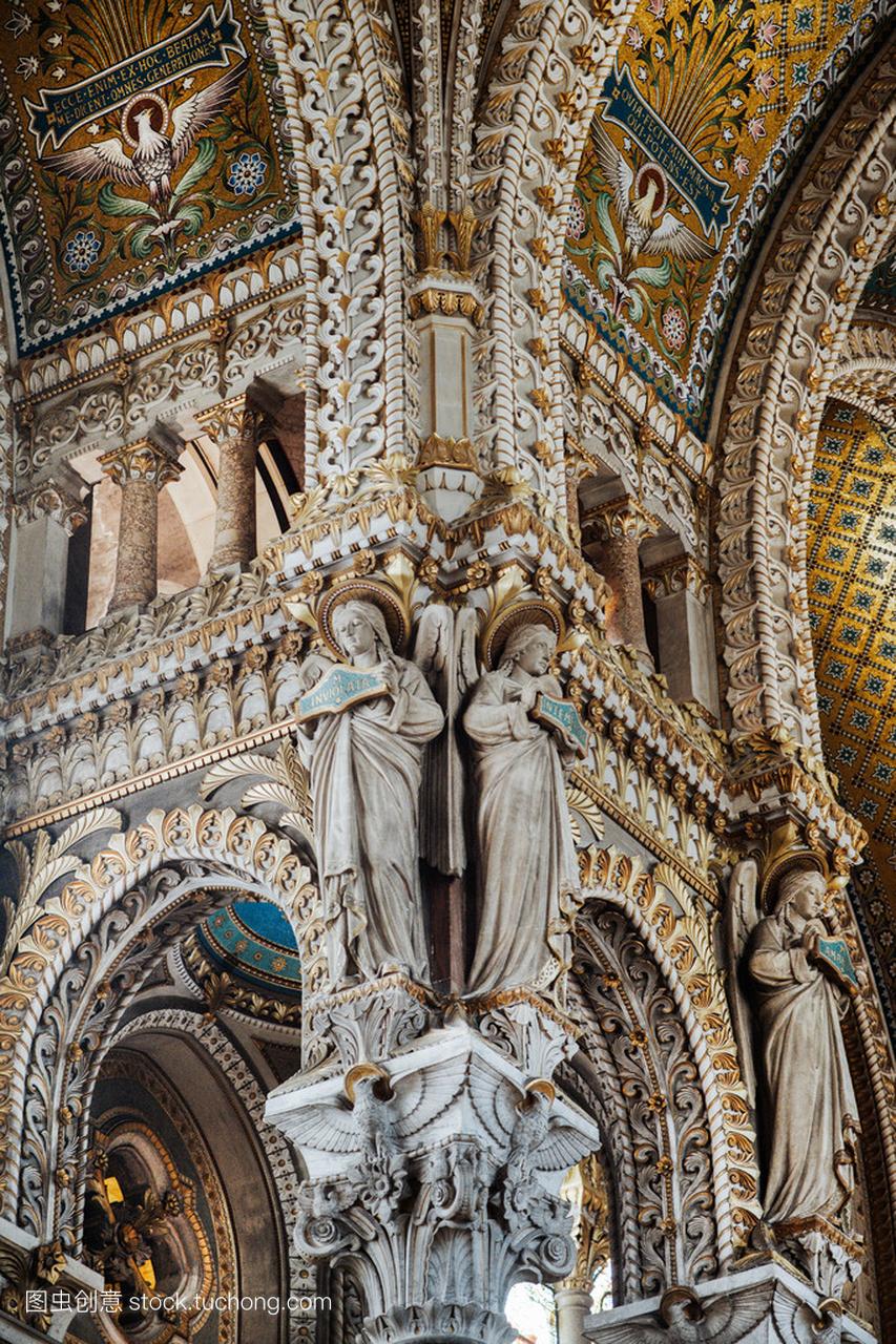 里面的 Notre Dame de 富尔韦圣母院大教堂
