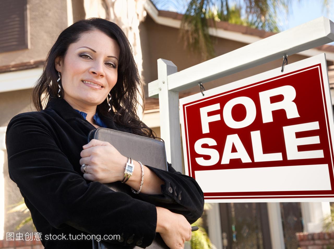 女性西班牙裔美国人的房地产经纪人出售房地产