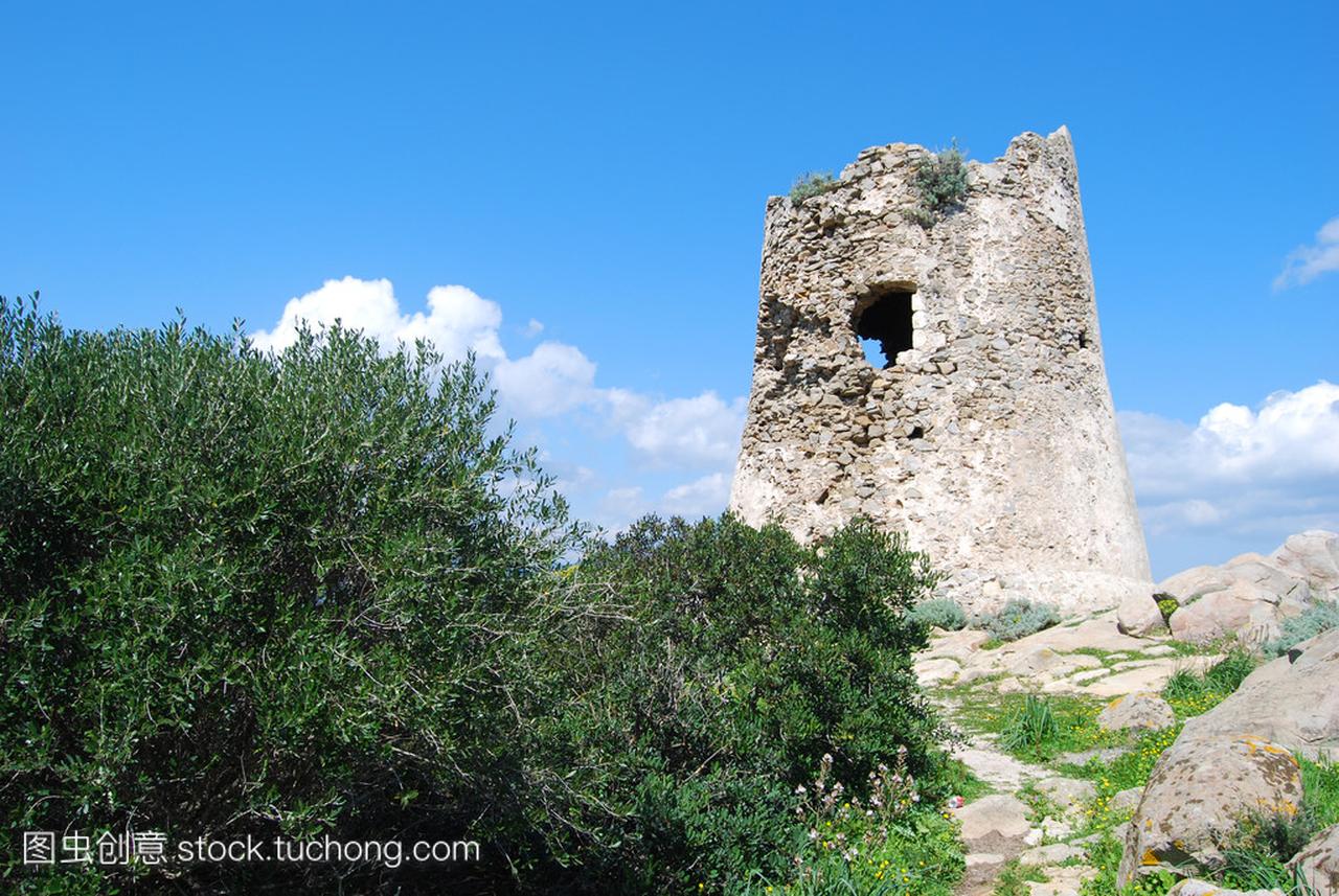 背景的西班牙古代塔的波尔图 Giunco 在维拉西