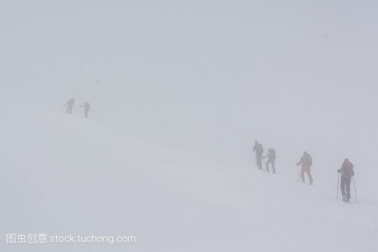 升序山岭重雾坡的滑雪者