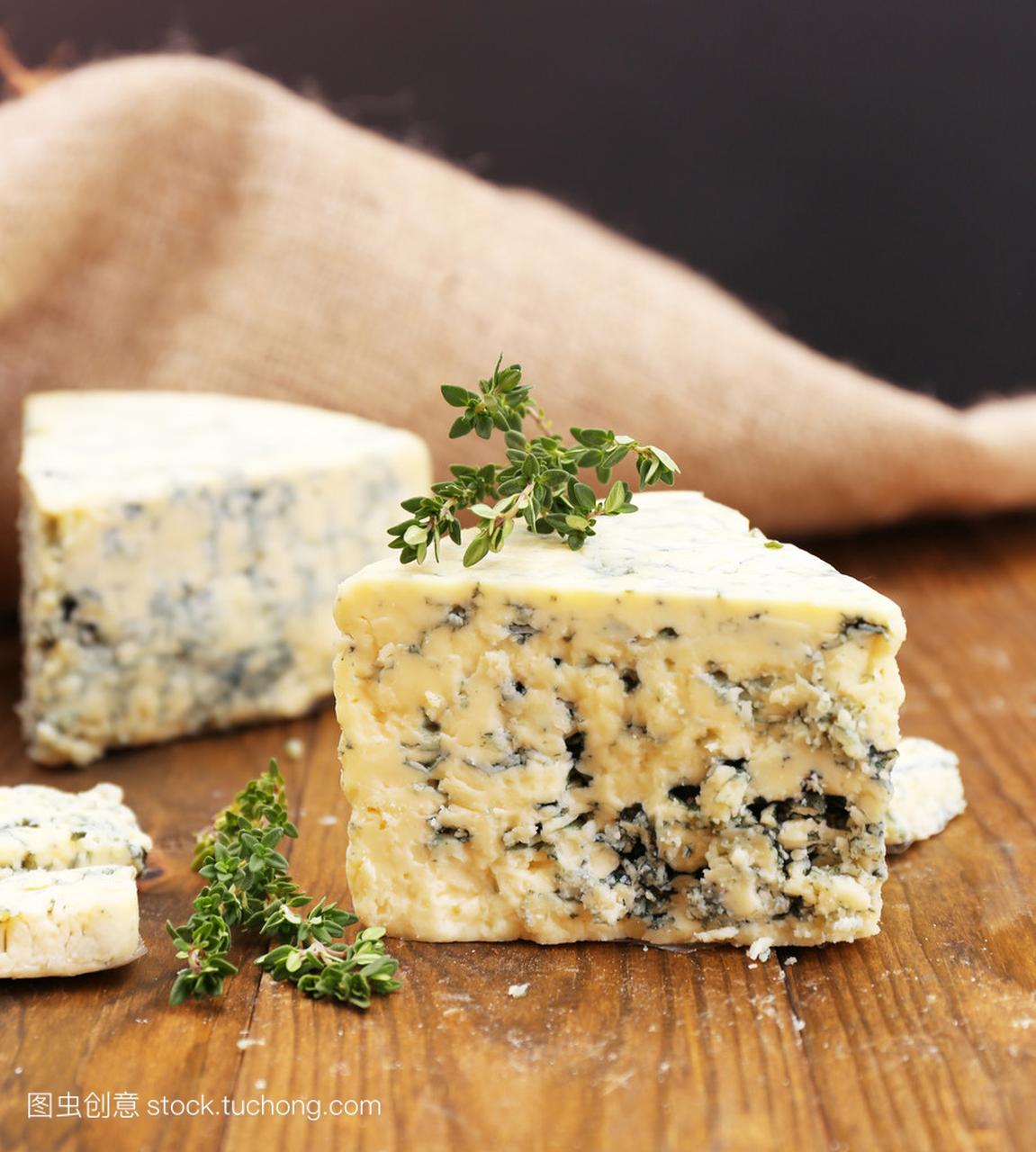 ux fromage bleu au thym, sur une table en bois,