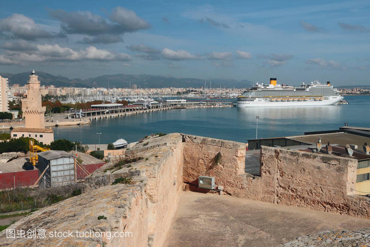 查看从海港上的堡垒。西班牙的马略卡岛帕尔马