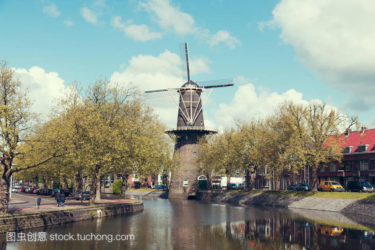 斯特丹运河在日落时。阿姆斯特丹是荷兰人口最