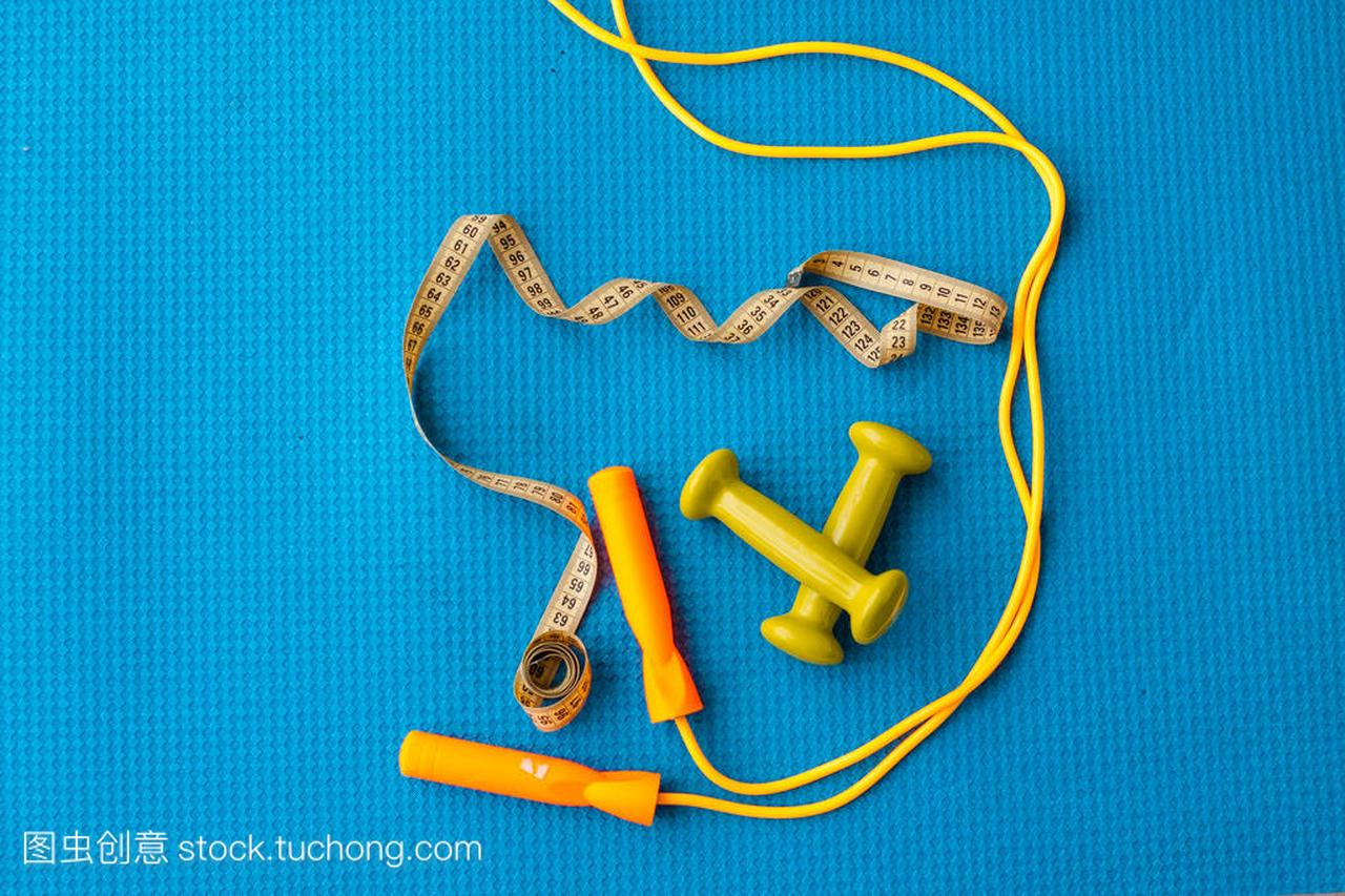 健身概念 - - 瑜伽垫、 哑铃、 跳绳和卷尺