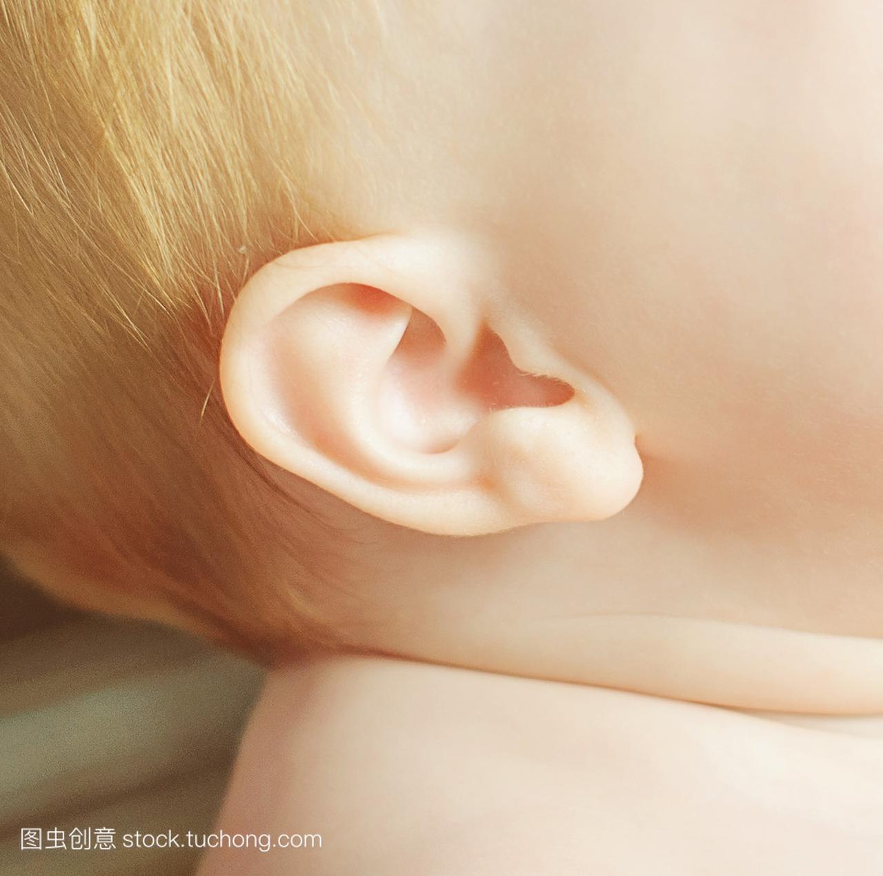 孩子的耳朵的照片