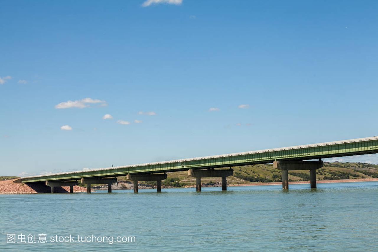 美国密苏里河水域的大桥