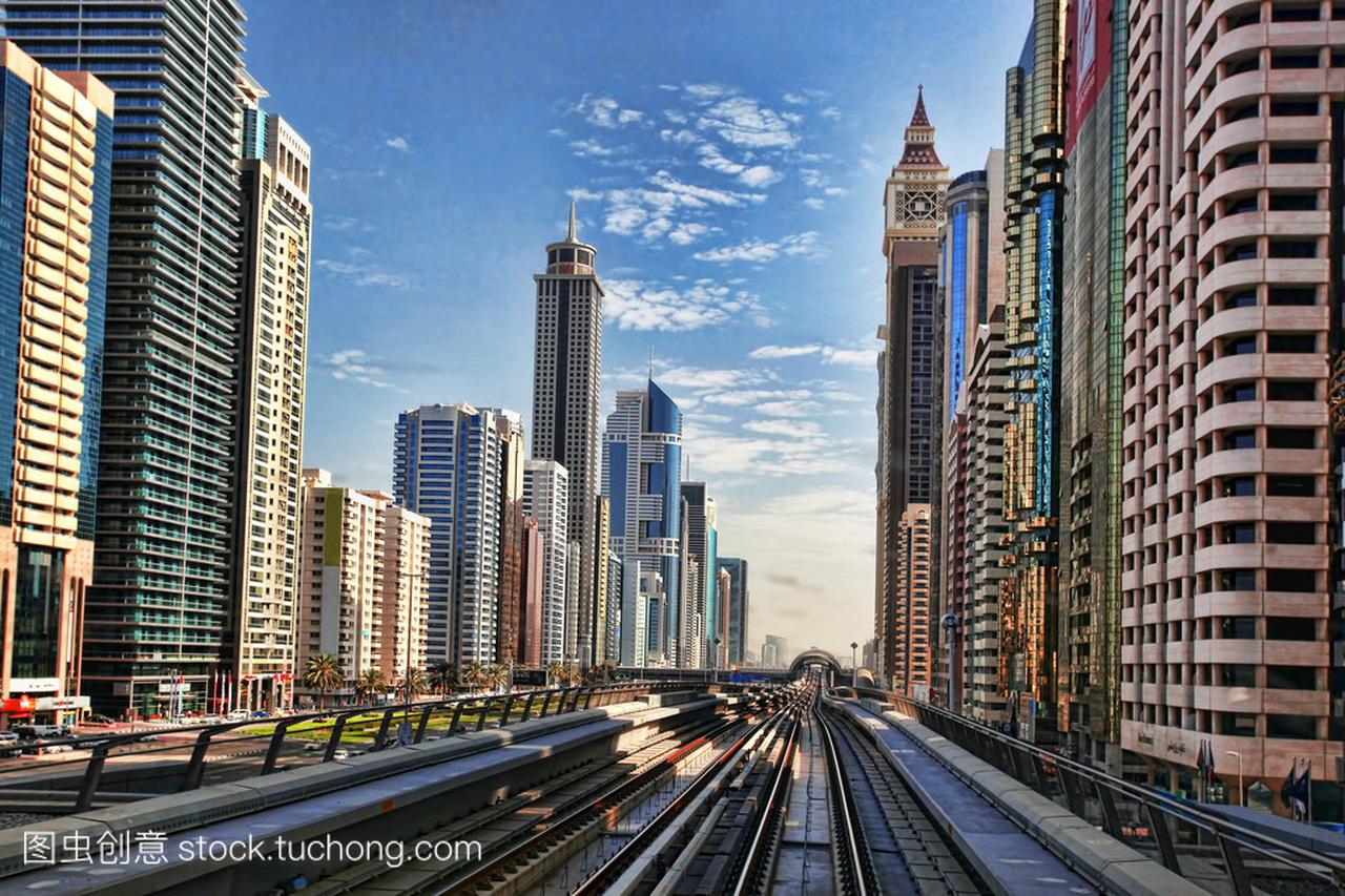 与火车线对摩天大楼在阿拉伯联合酋长国迪拜