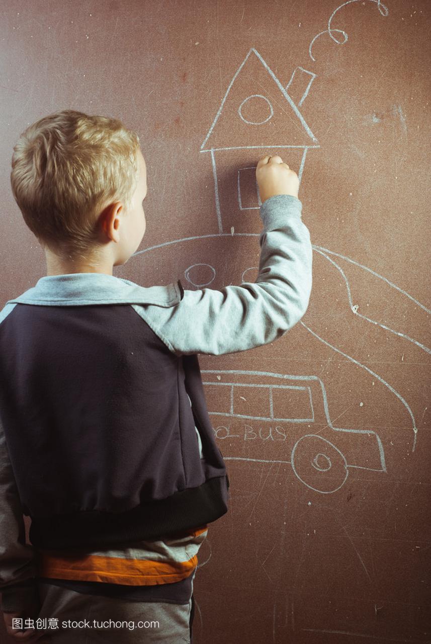 在黑板上用粉笔绘制的小男孩