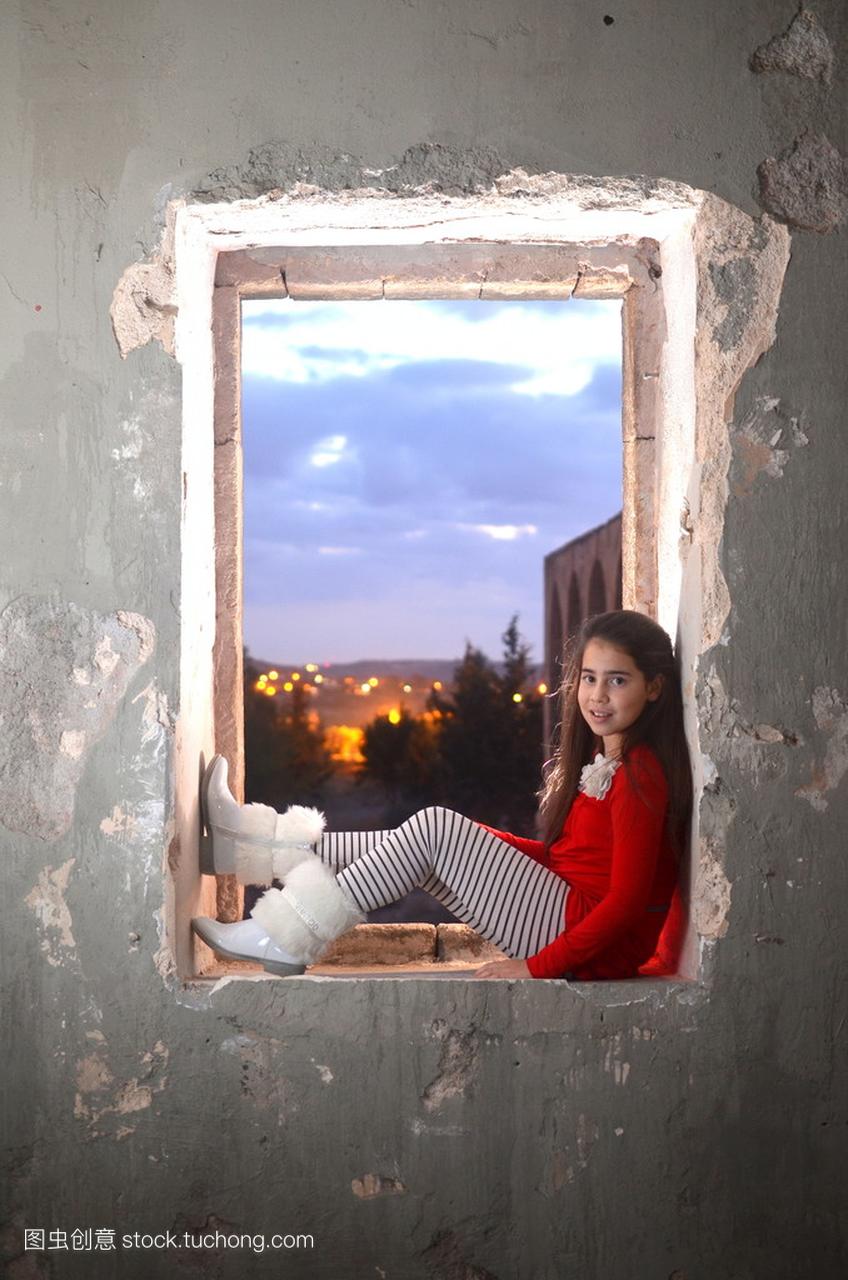十几岁的女孩被遗弃在以色列阿拉伯建筑