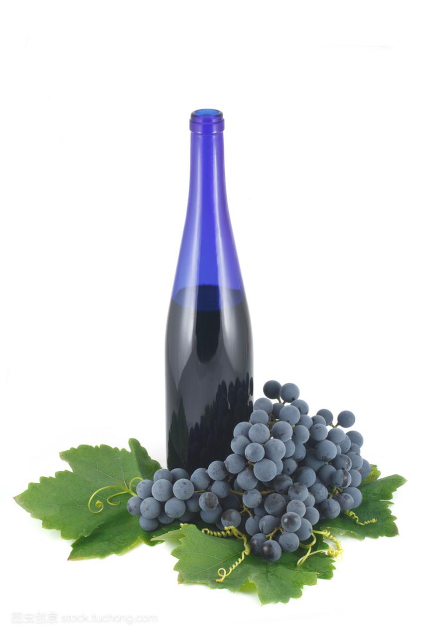 蓝瓶的红酒和成熟的葡萄