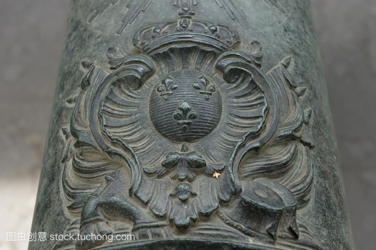 法国徽章的国王路易十四 (太阳王) 对旧青铜加