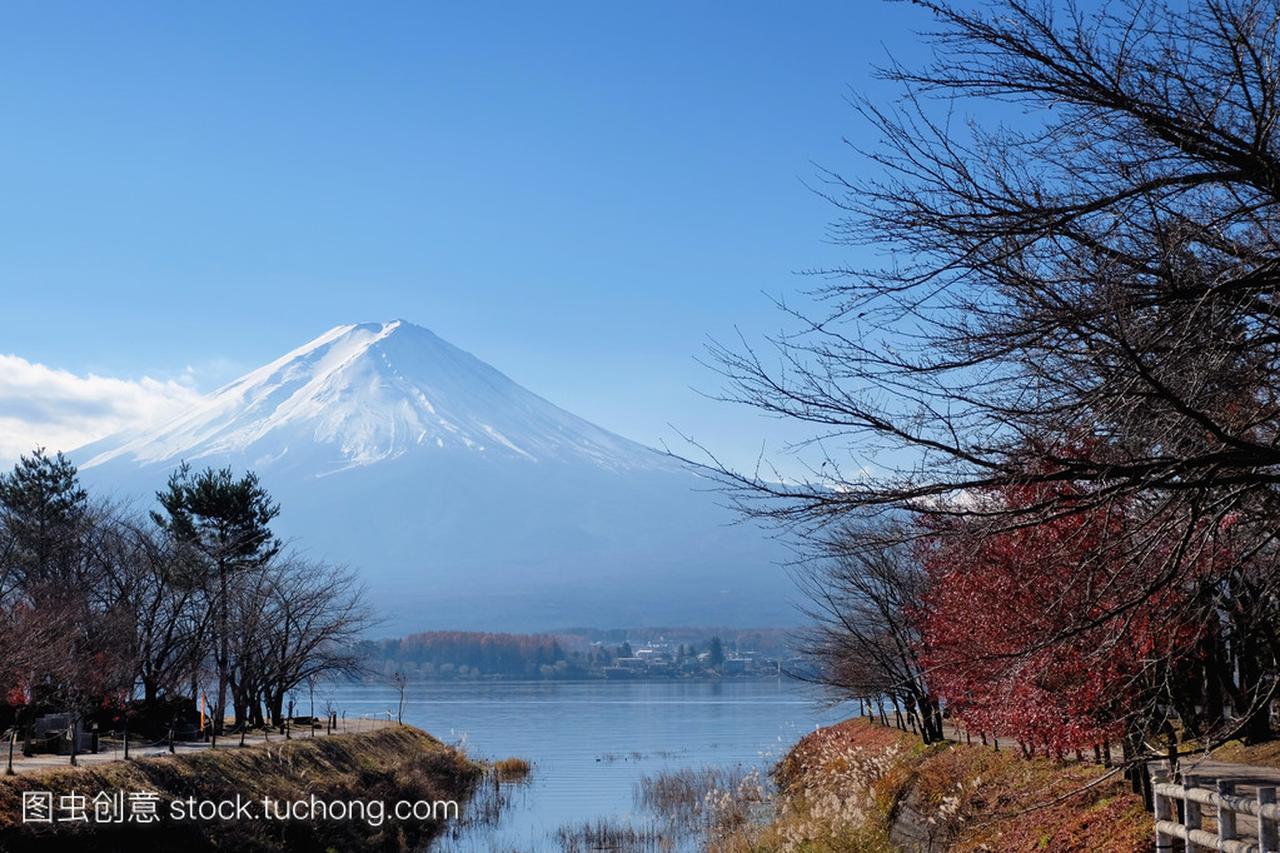 从秋天的川口湖周围的富士山景观