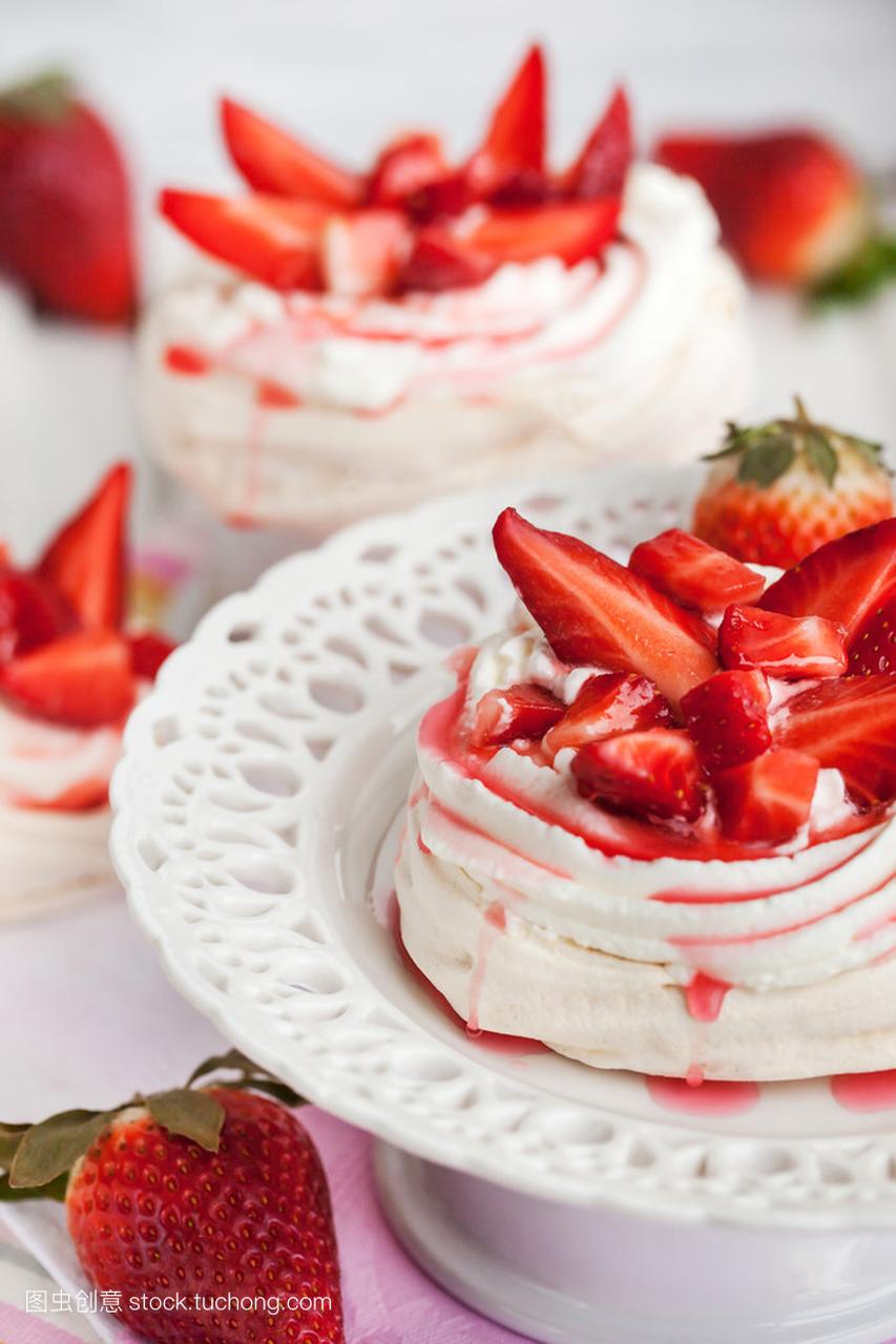 帕夫洛娃酥皮蛋糕装饰着新鲜草莓