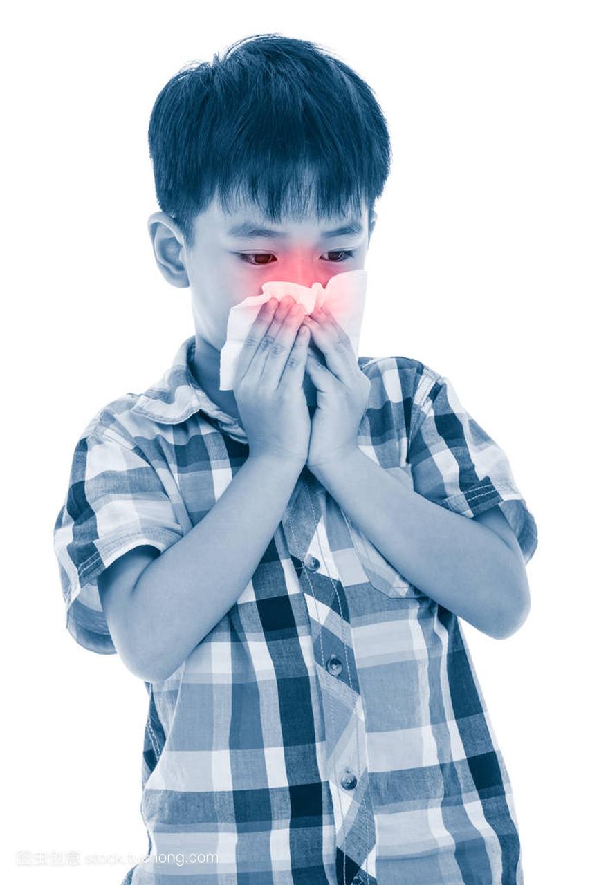 亚洲男孩用组织来擦鼻涕。过敏症状的孩子