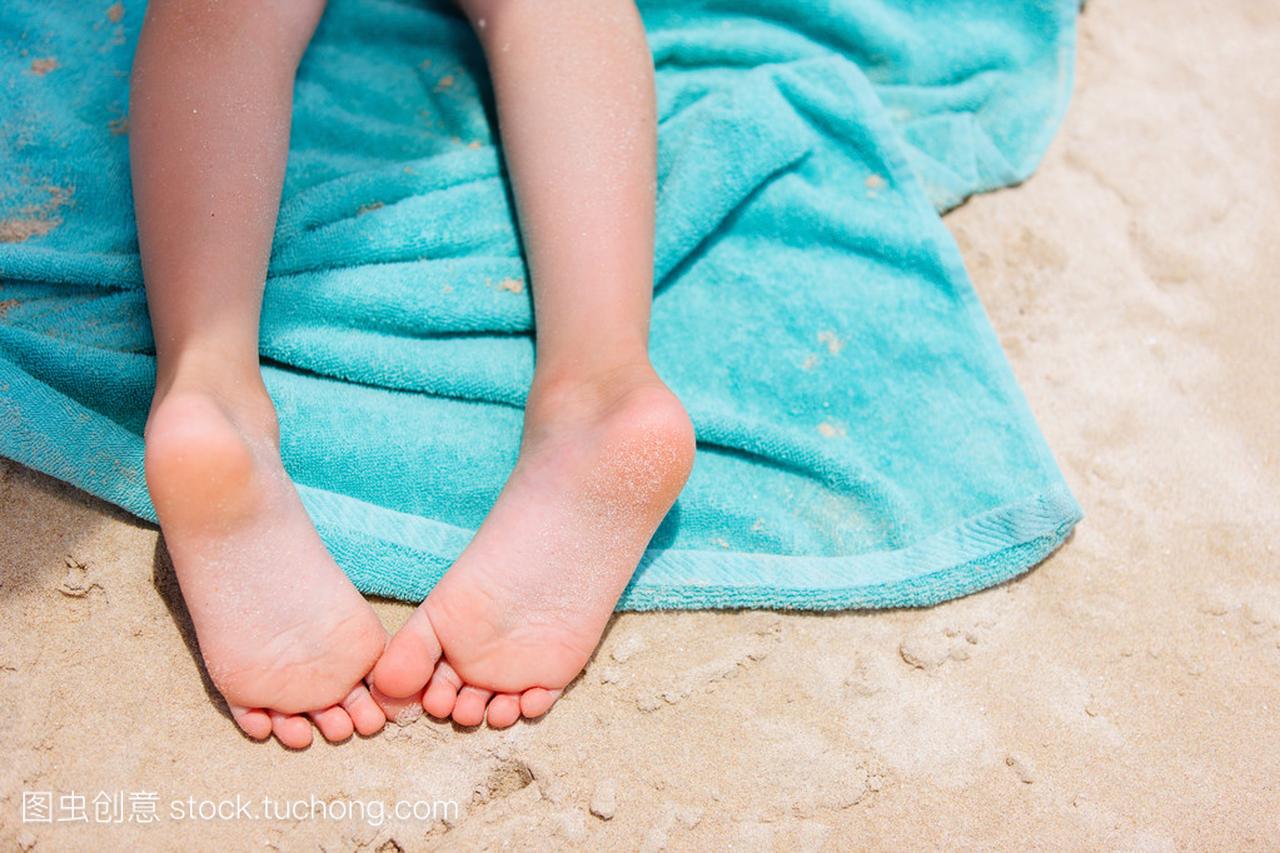 小女孩脚上沙滩巾