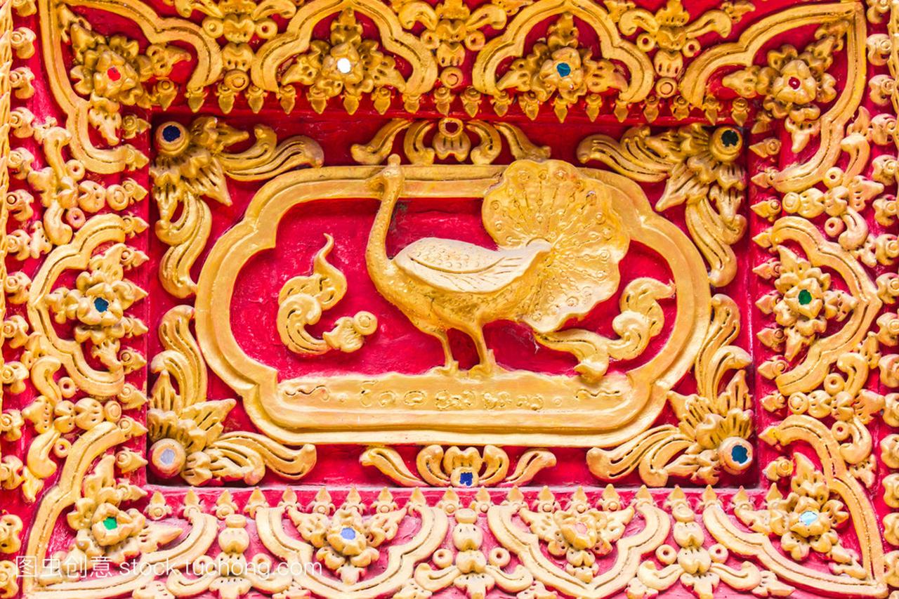 在泰国的寺庙孔雀墙雕塑