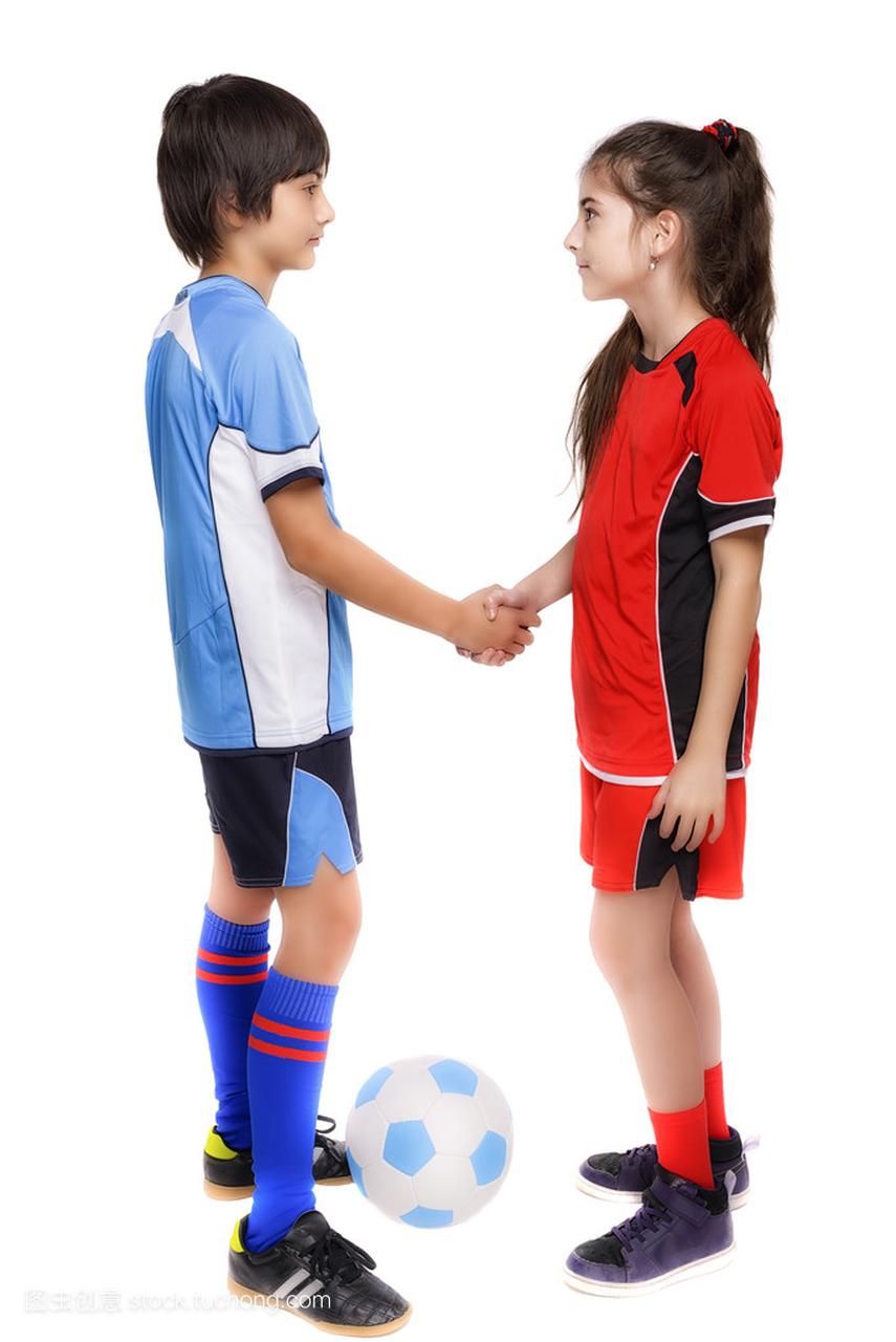 两个孩子男孩和女孩在足球比赛后握手
