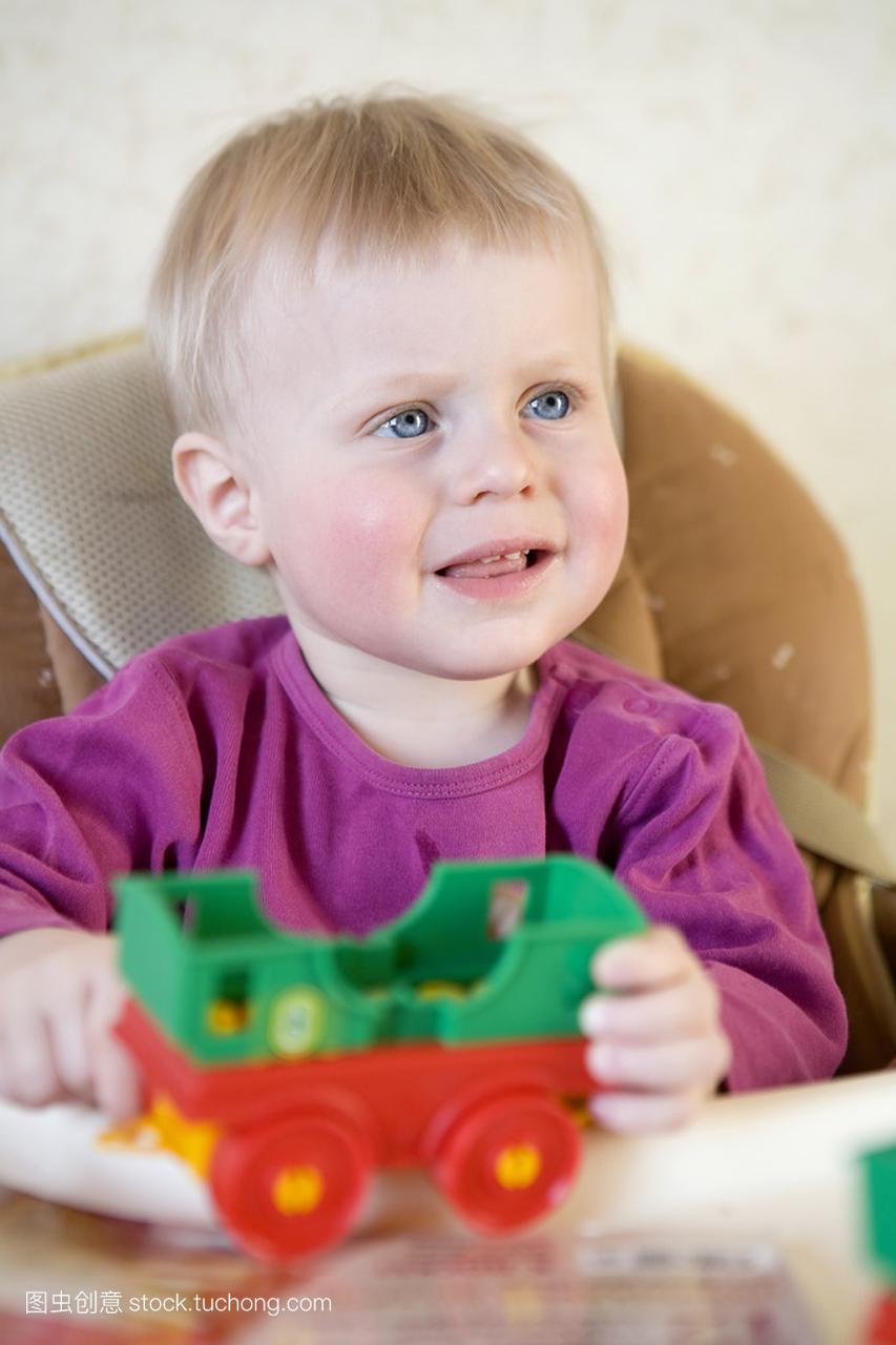 一岁男孩玩玩具车草莓金发