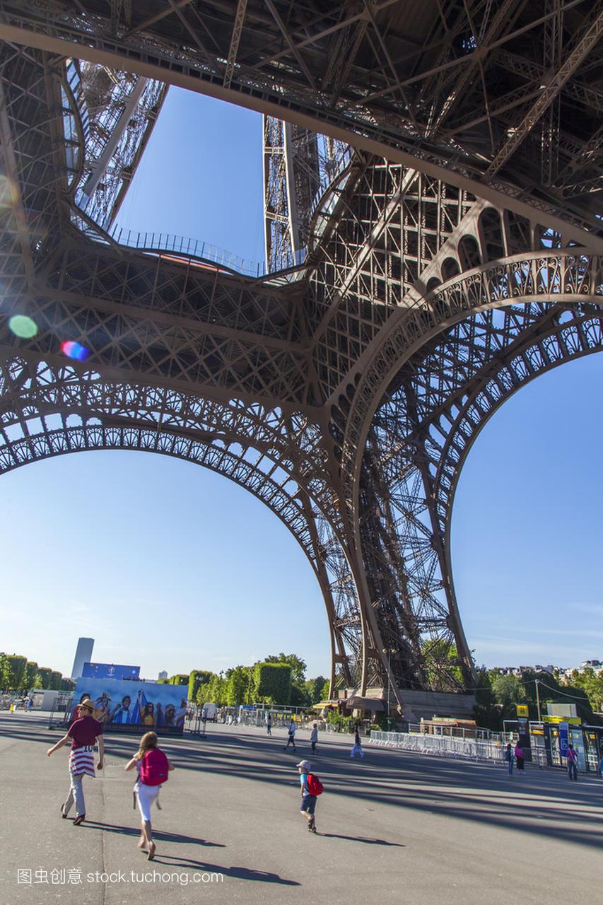 巴黎,法国,在 2016 年 7 月 7 日。埃菲尔铁塔-主