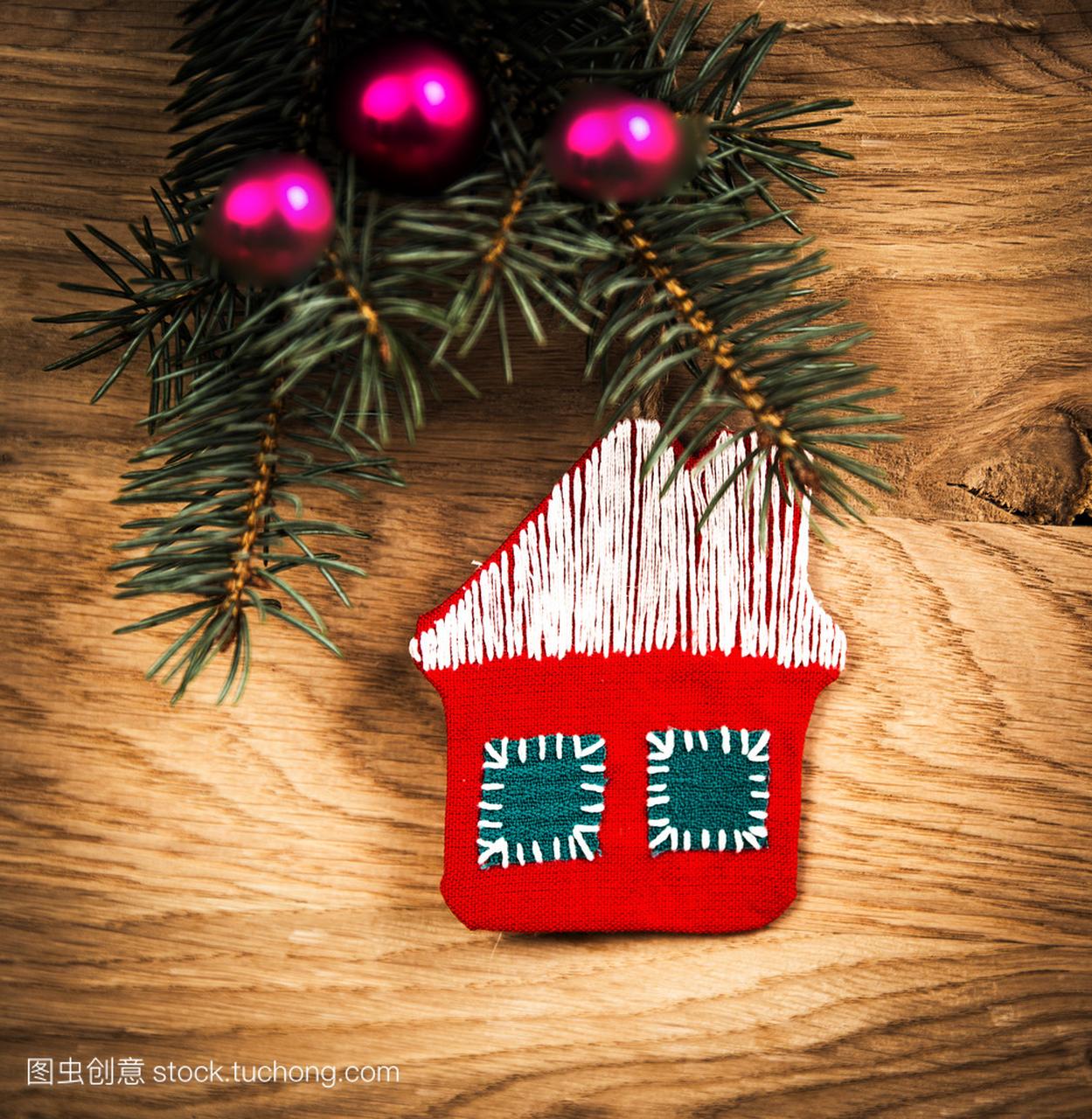 美丽圣诞屋与 fir 把爪子搭在木制的背景