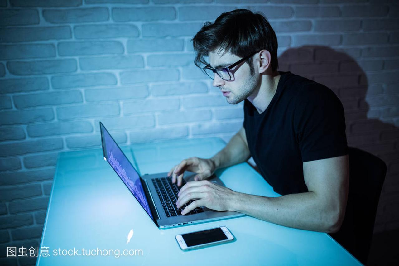 程序开发概念工作的年轻人与计算机在夜里