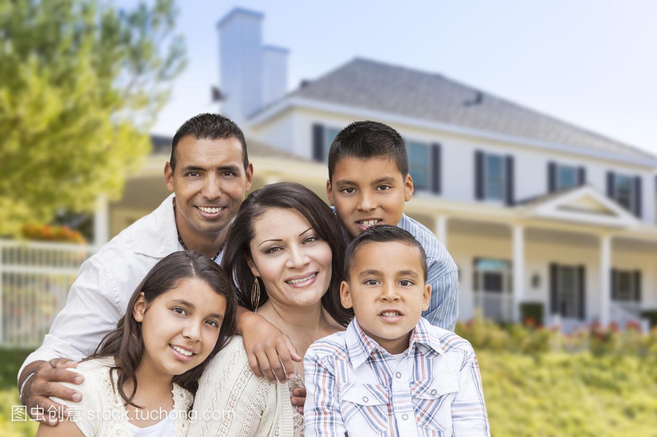 西班牙裔美国人家庭在漂亮的房子