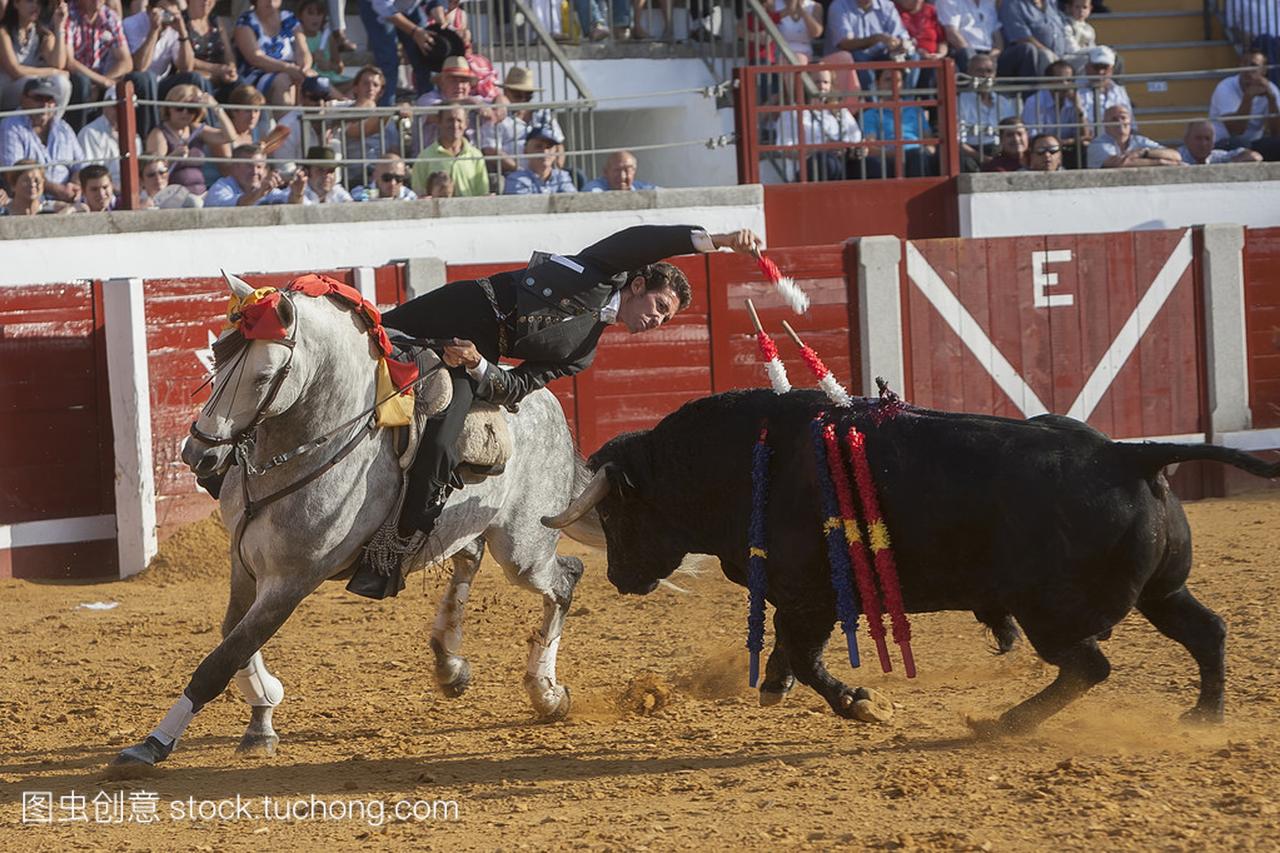 西班牙斗牛士在马背上的莱昂纳多 · 埃尔南德