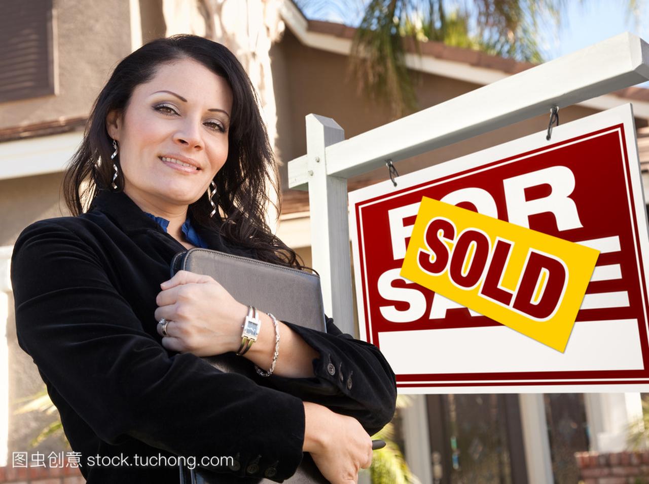 女性西班牙裔美国人的房地产经纪人出售出售房