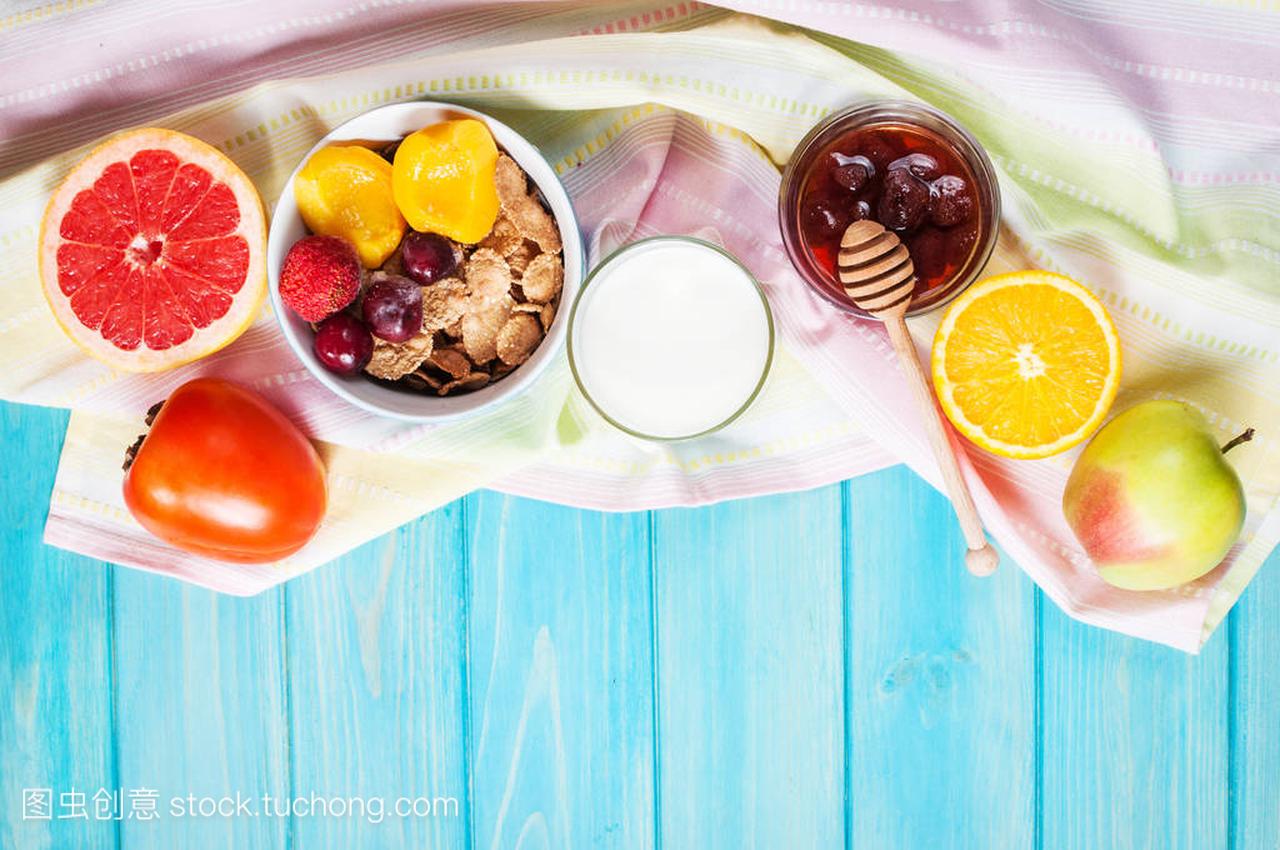 健康的玉米片早餐麦片、 牛奶和水果蓝的木桌