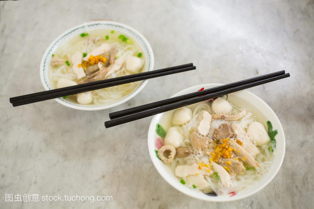 槟城著名的粿条汤与鱼球