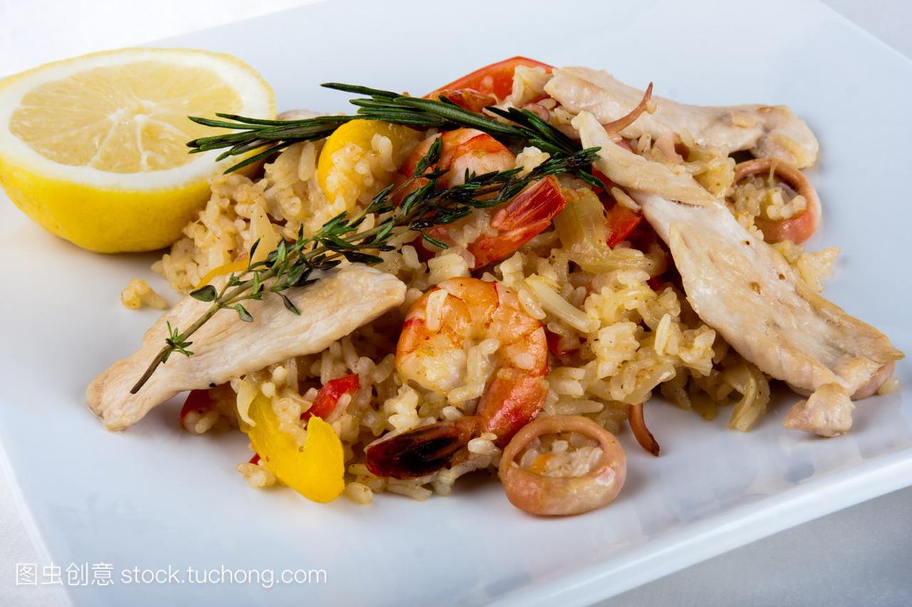 西班牙海鲜饭-西班牙菜与海洋食品的特写镜头