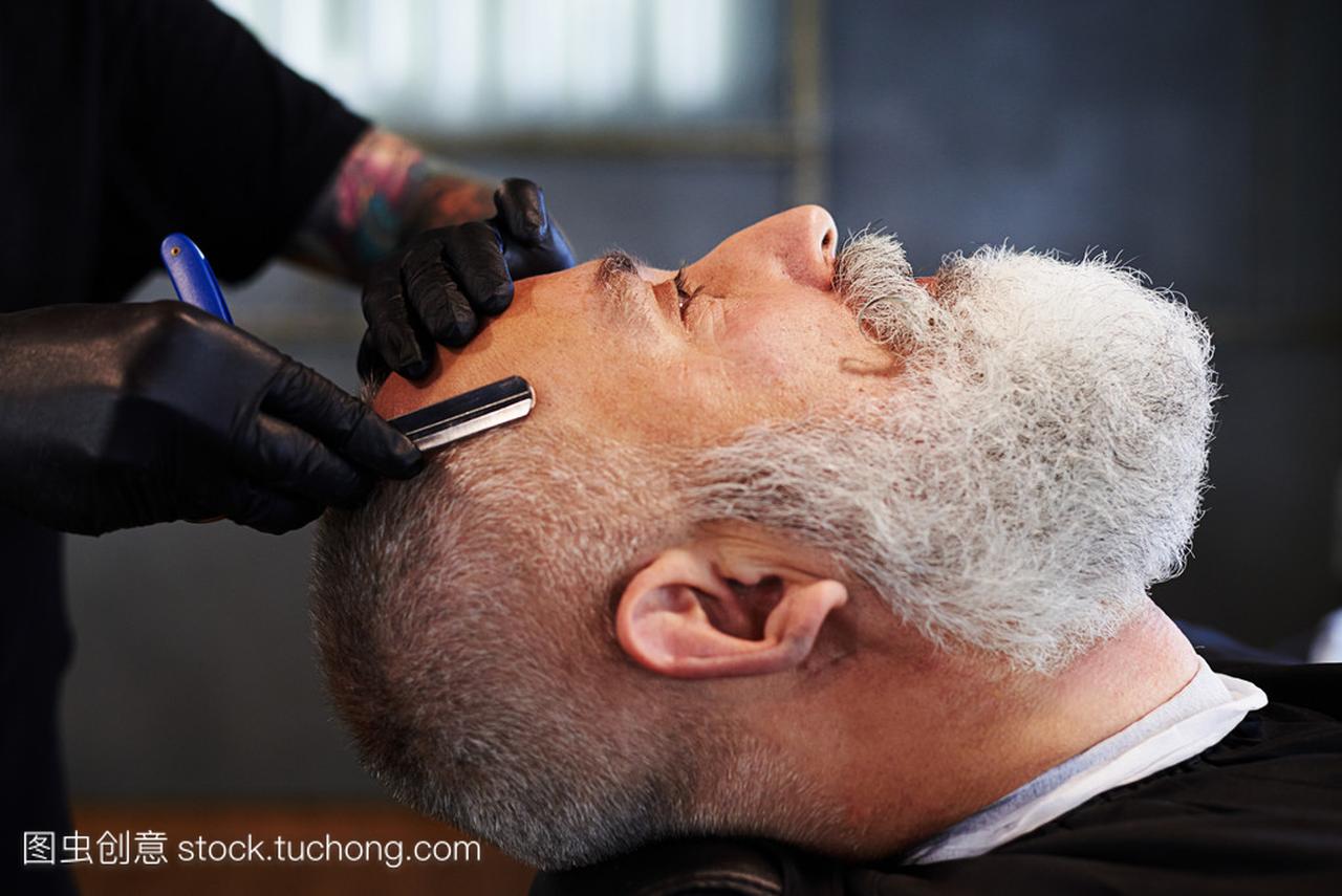 高级胡子的男子,在理发店的肖像