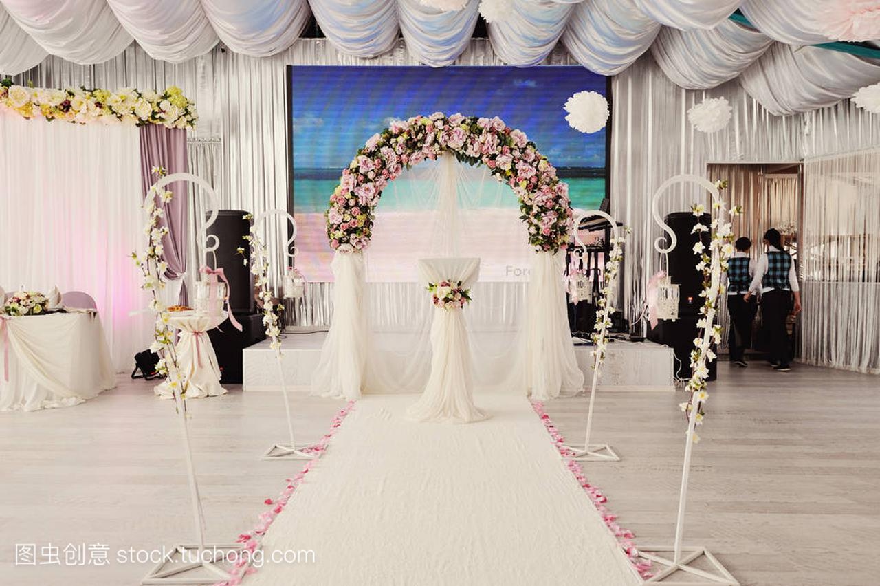美丽的婚礼大厅里装饰着温柔的白色和粉状色调