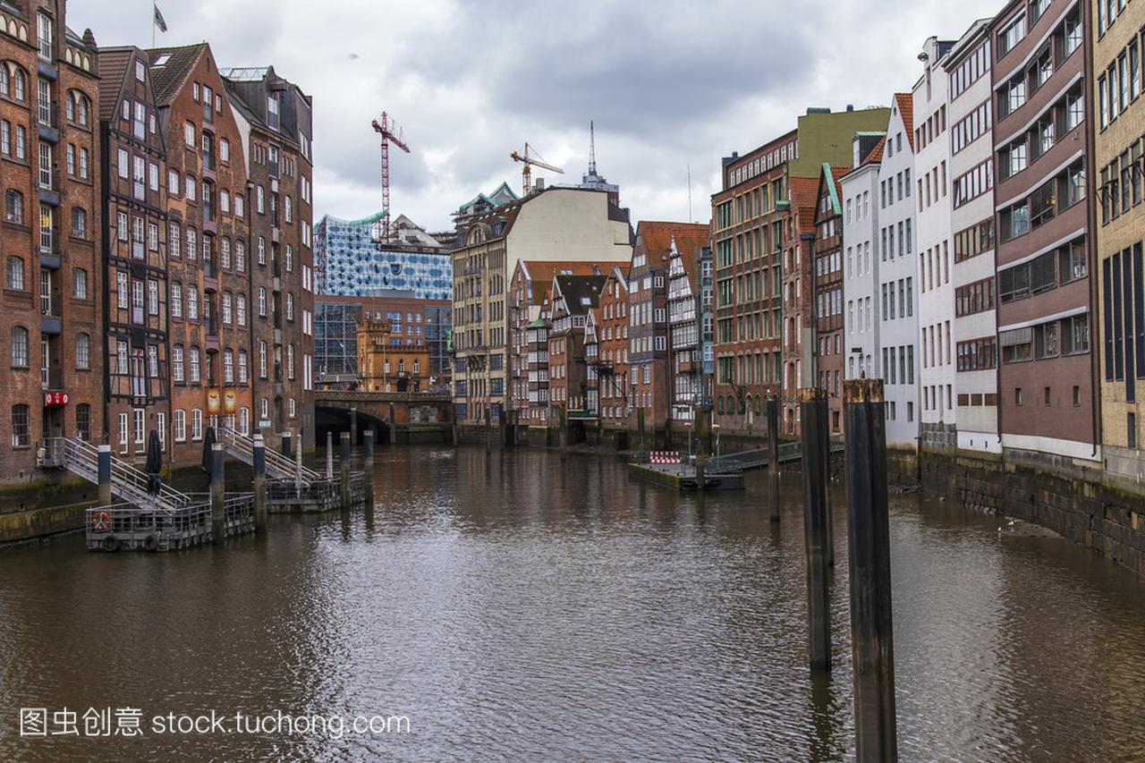 2013 年 2 月 19 日德国,汉堡。运河和旧建筑物