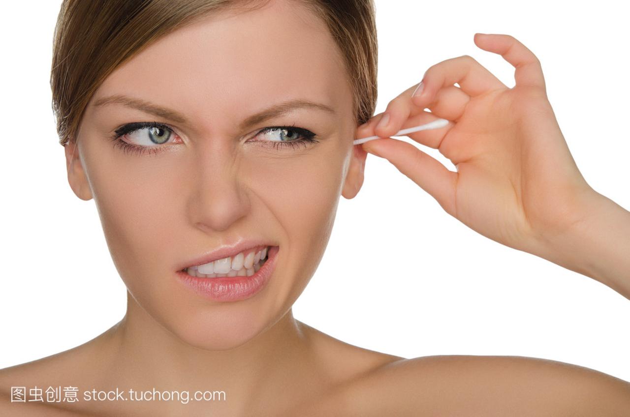 Woman injured cleans ears with cotton sticks