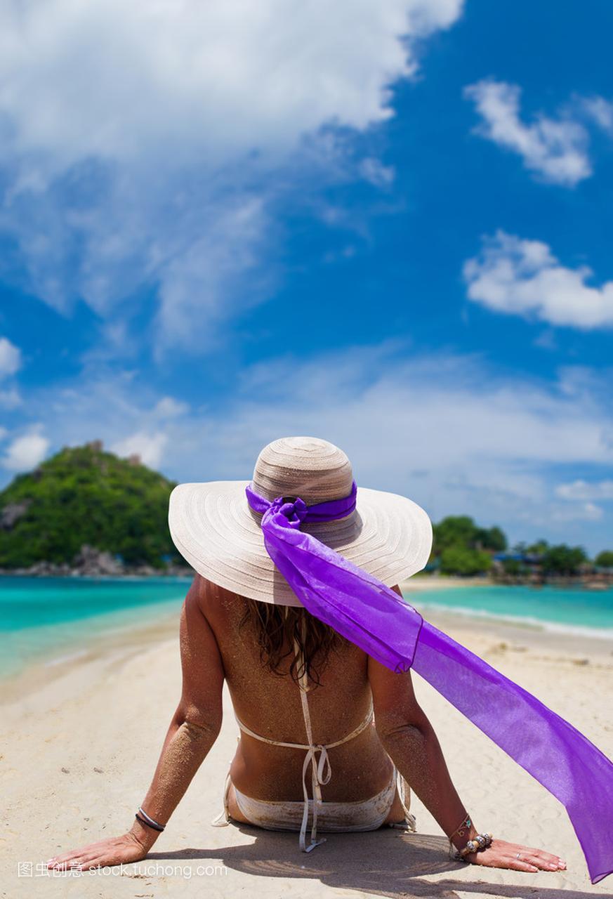 在泰国海滩上晒日光浴比基尼的女人
