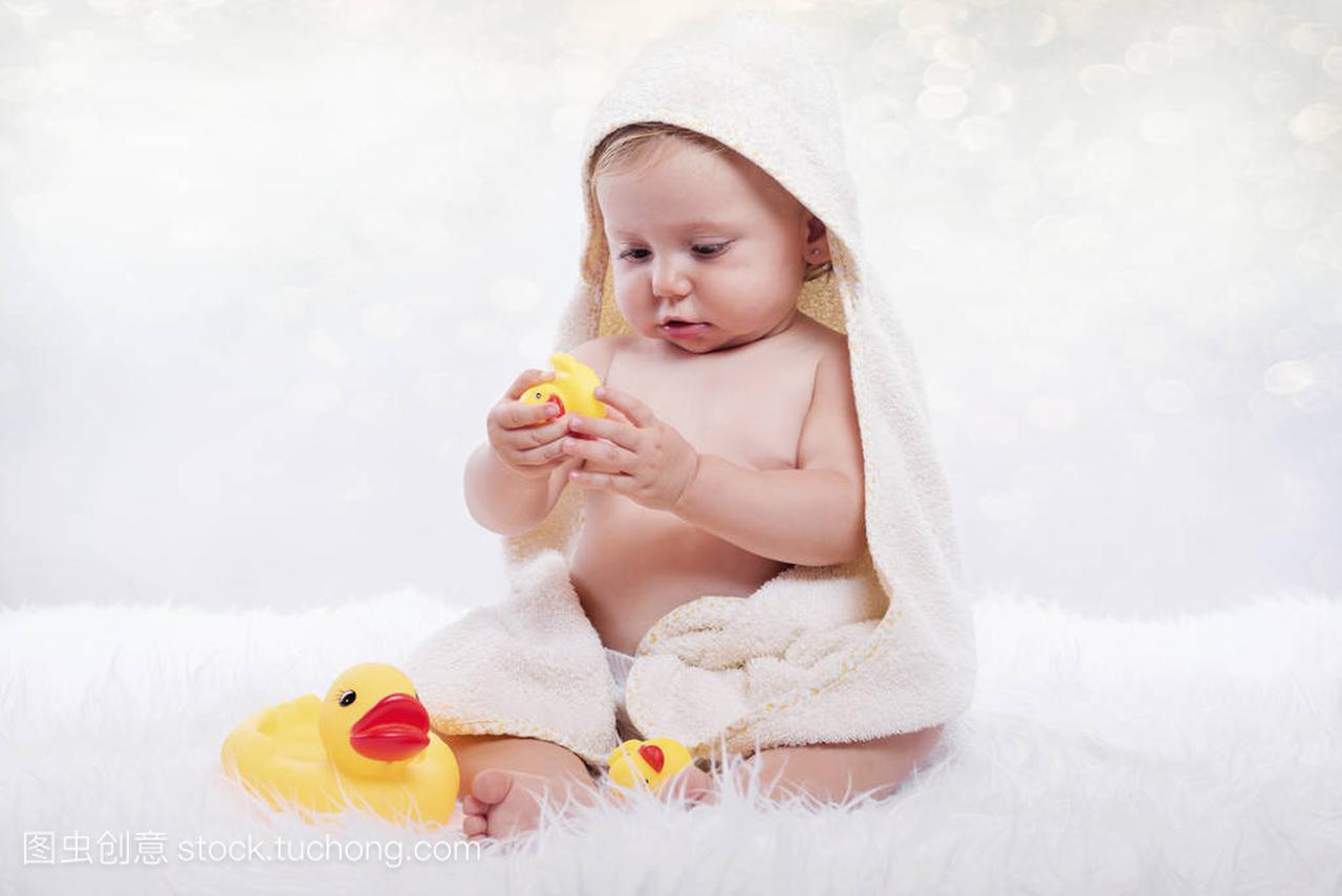 快乐宝贝在一条毛巾,微笑着婴儿的尿布