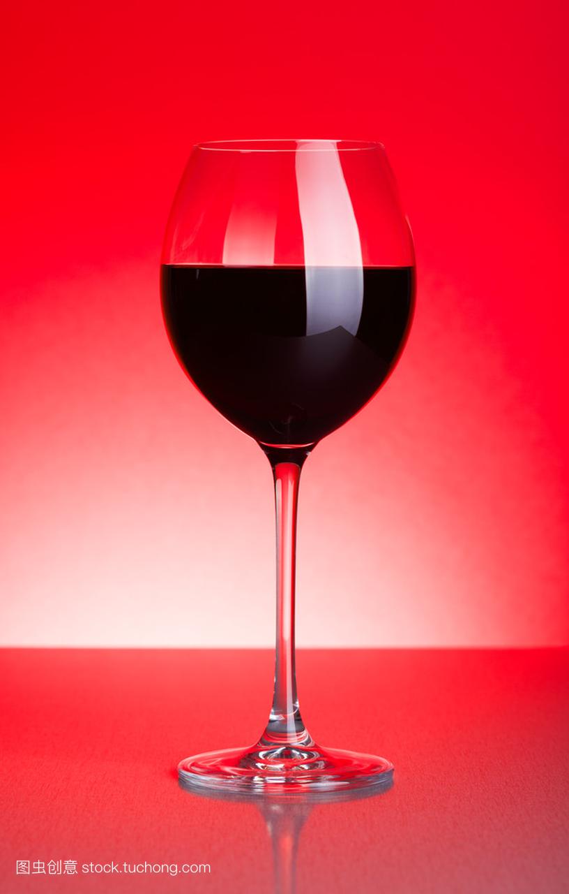 Copa de vino tinto en rojo
