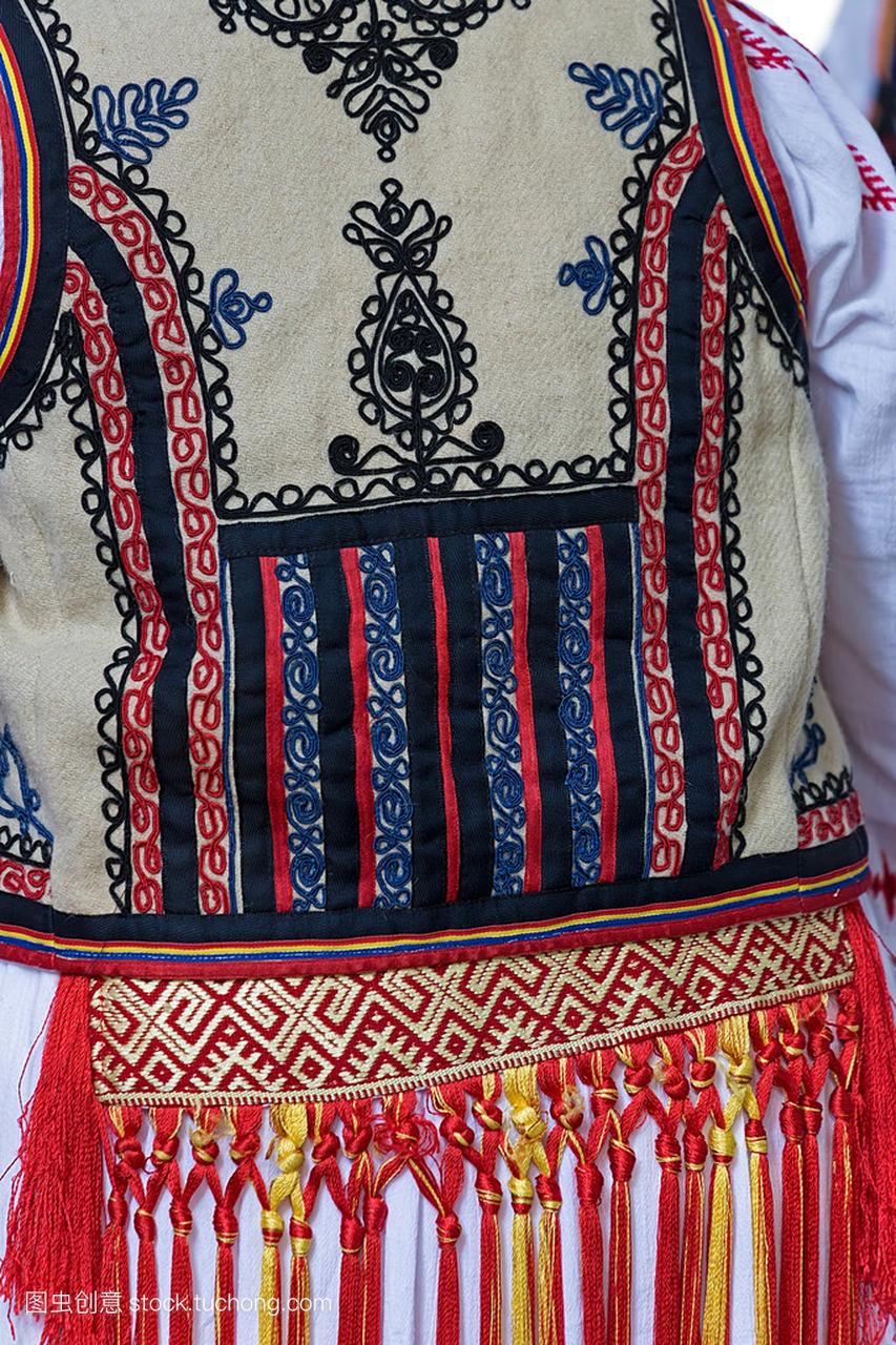 从妇女的传统罗马尼亚民间服装细节