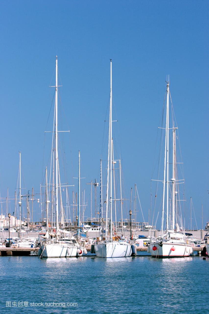三艘大帆船船停泊在阳光明媚的西班牙港口或海