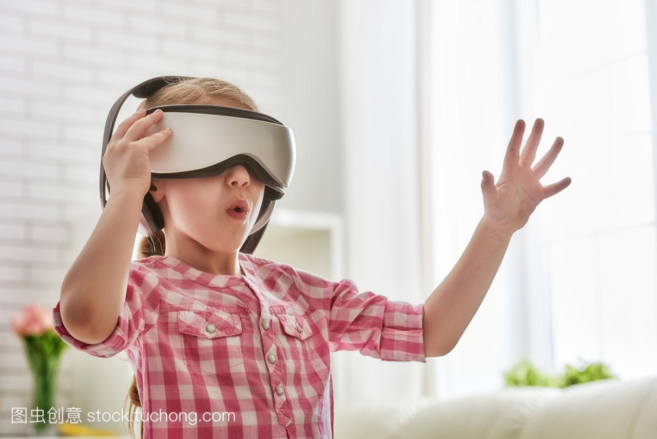 女孩玩游戏中虚拟现实眼镜
