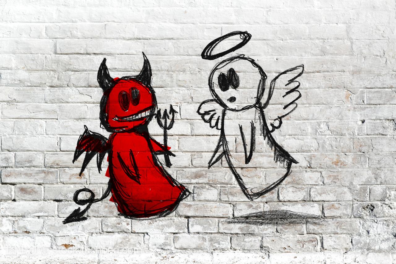 天使和魔鬼战斗-涂鸦图画在墙上的白砖