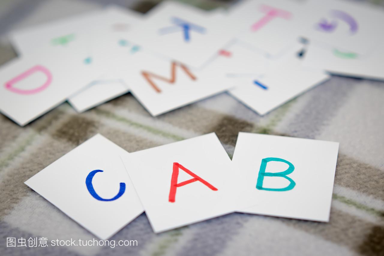 英语;学习新单词和字母卡片