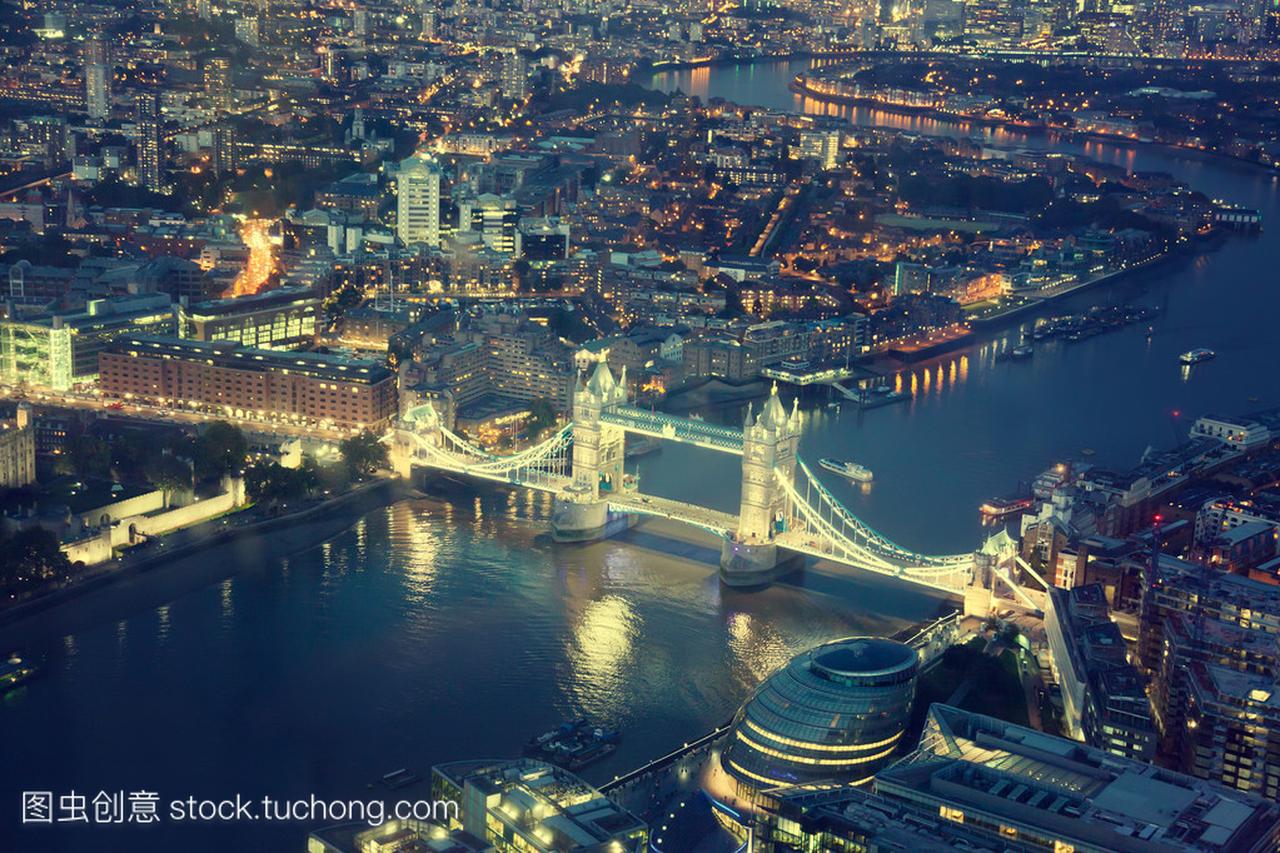 伦敦在晚上与城市建筑和伦敦塔桥
