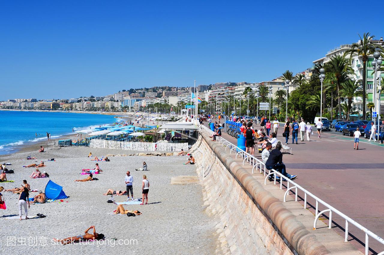 在法国尼斯的海滩上晒日光浴的人