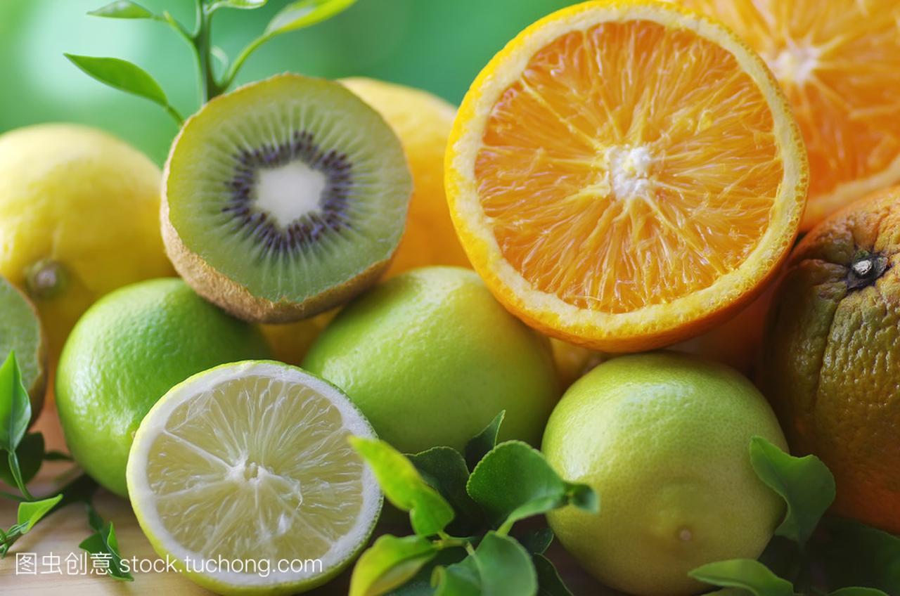 柑橘类水果、 猕猴桃和树叶