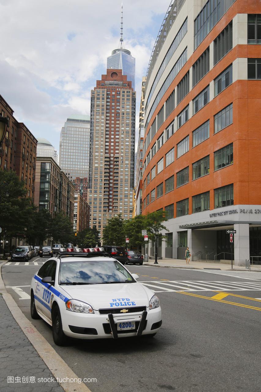 纽约警察局车提供世界贸易中心区曼哈顿的安全