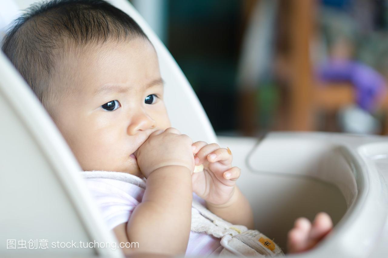亚洲小婴儿喂奶时间