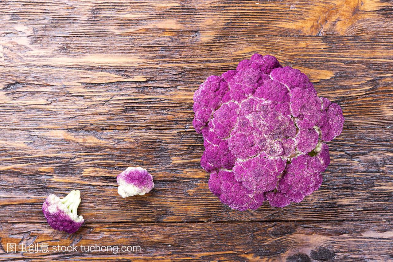 在木制的紫色花椰菜