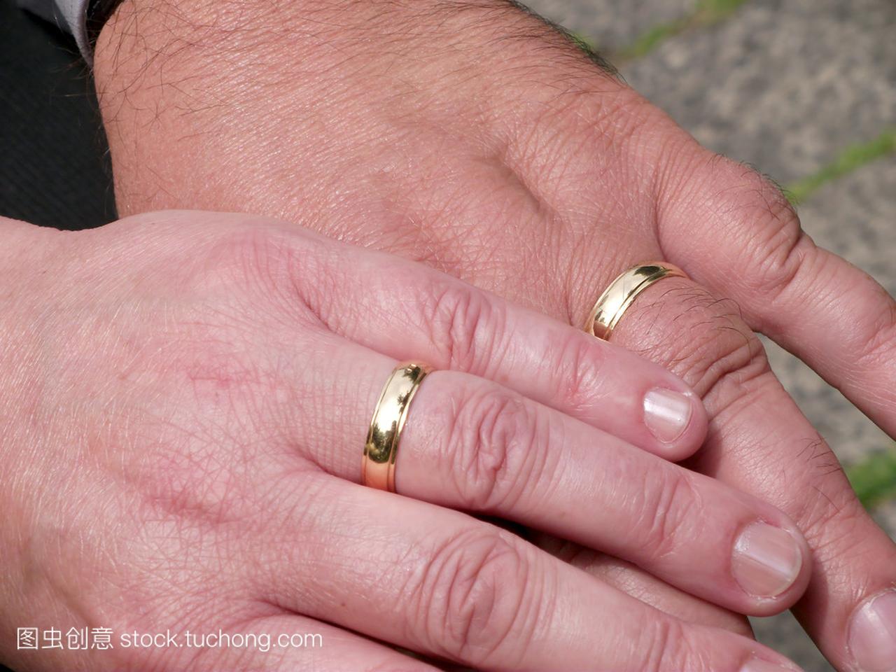 两只手与结婚戒指